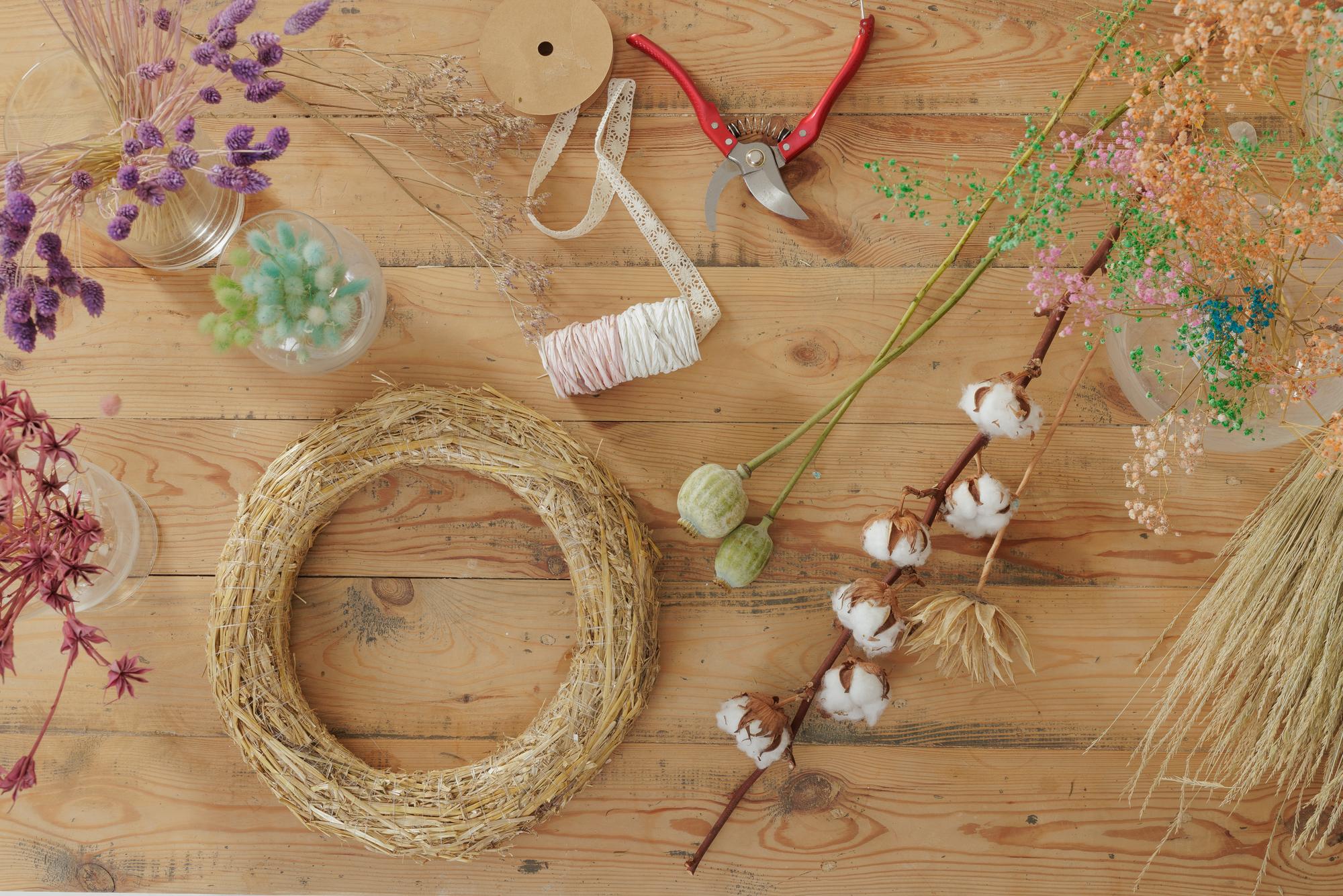 Workshop table with threads and hoops